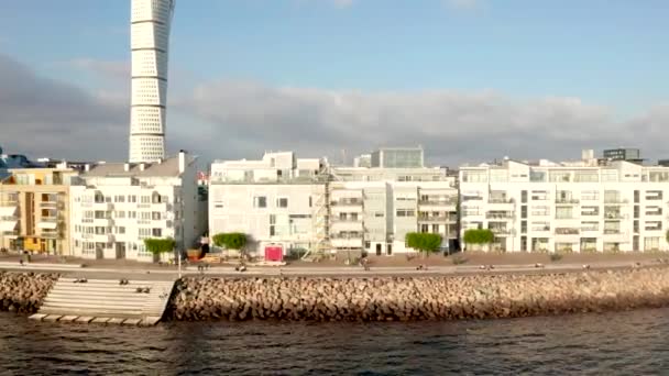 Powietrzny widok na Malmo z wybrzeża w zachodniej przystani i obracając drapacz chmur tułowia — Wideo stockowe