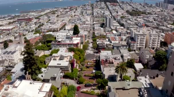 Повітряний панорамний вид на вулицю Ломбард східно-західну вулицю в Сан-Франциско — стокове відео