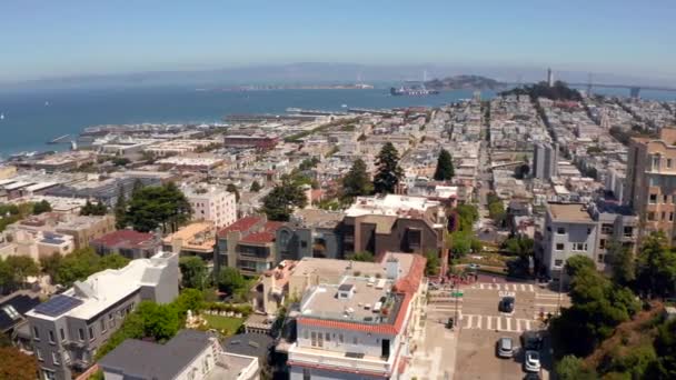 Panoramiczny widok z lotu ptaka na Lombard Street wschodnią ulicę w San Francisco — Wideo stockowe