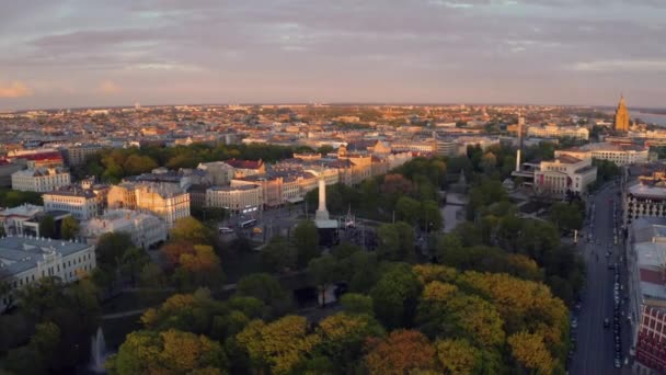 Vista aérea de riga sobre el casco antiguo — Vídeo de stock