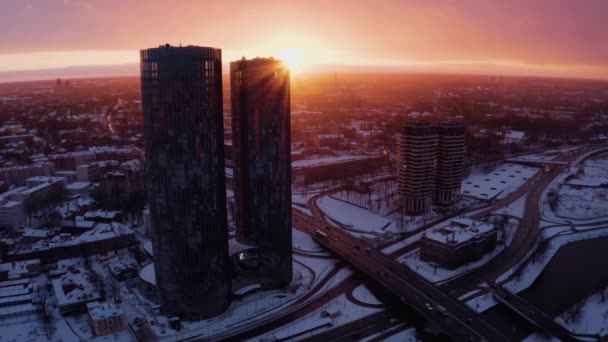 Εναέρια θέα ηλιοβασίλεμα του χειμώνα πάνω από riga κοντά z πύργους — Αρχείο Βίντεο