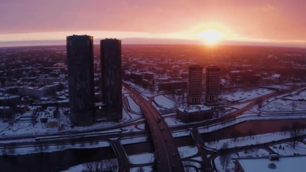 Z lotu ptaka widok na zachód słońca zima nad Rygą w pobliżu z wież — Wideo stockowe