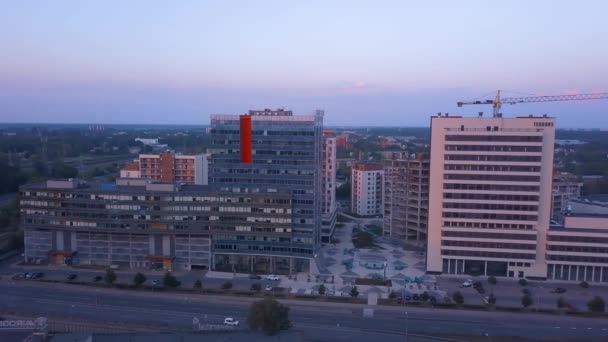 Vista aérea do pôr do sol sobre riga perto de jauna teika distrito de riga — Vídeo de Stock