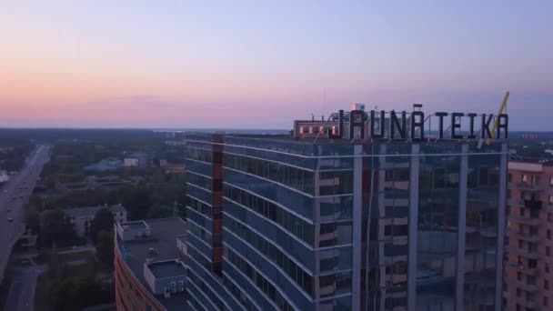 Widok z lotu ptaka zachód słońca nad Rygą w pobliżu Jauna teika dzielnicy Rygi — Wideo stockowe