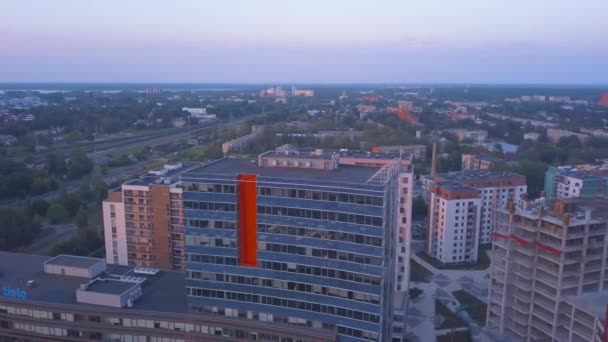 Vue aérienne du coucher du soleil sur riga près de jauna teika district de riga — Video