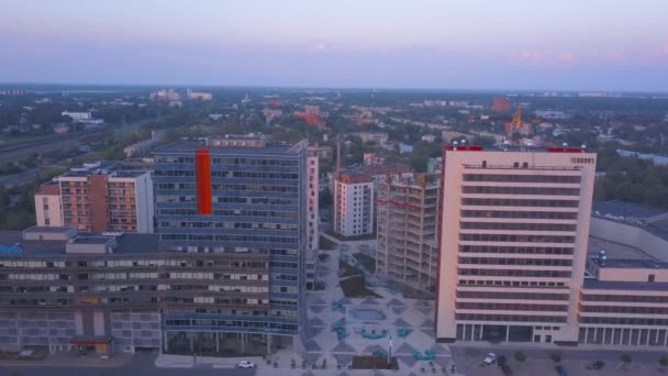 Vue aérienne du coucher du soleil sur riga près de jauna teika district de riga — Video