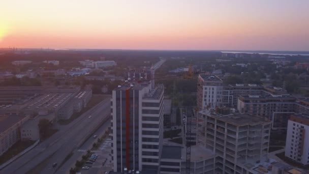 Vue aérienne du coucher du soleil sur riga près de jauna teika district de riga — Video