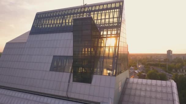 Вид с воздуха Латвийская национальная библиотека на красочный закат — стоковое видео