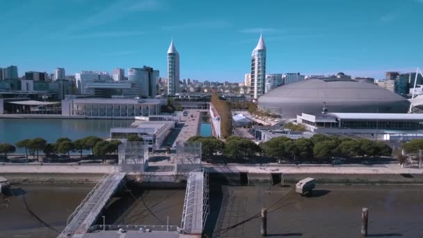 Vista aérea de la ciudad de lisboa y la increíble arena enorme o estadio — Vídeo de stock