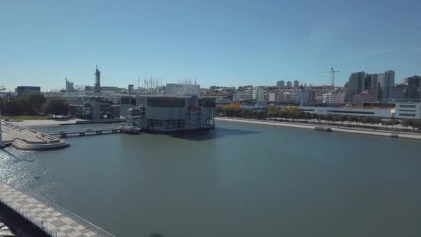 Vista aérea de la ciudad de lisboa y la increíble arena enorme o estadio — Vídeo de stock