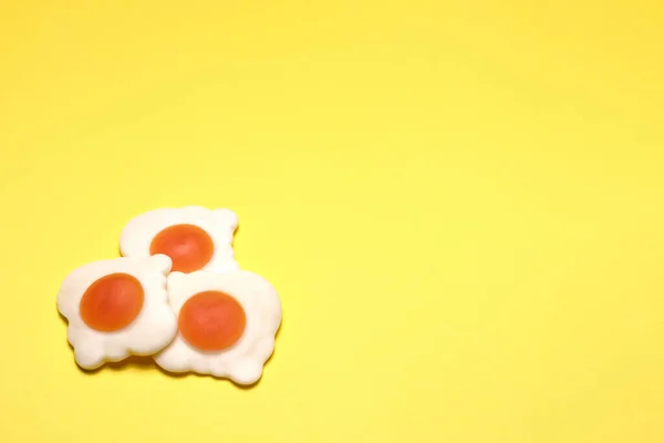 Sarı arka planda jöleli yumurta yakın plan. — Stok fotoğraf