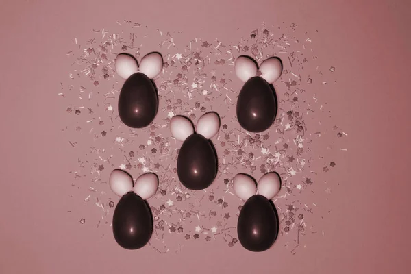 Монохромные кролики из шоколадных конфет в сладком порошке — стоковое фото