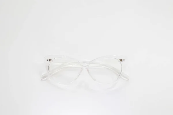 Gafas transparentes en forma de gato disparadas de cerca sobre un fondo blanco — Foto de Stock