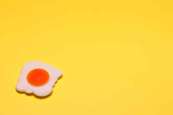 Jöleli yumurta parlak sarı arka planda yakın planda çekilir. Telifsiz Stok Fotoğraflar