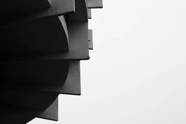 Yarı dairesel eski binanın siyah beyaz fotoğrafı