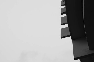 Eski binanın dikdörtgen levhalı bir kısmının siyah beyaz fotoğrafı.