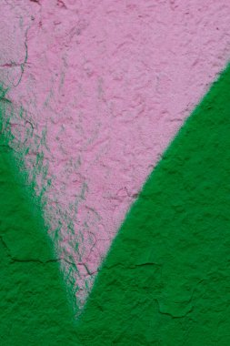 Eski kabuk soyma duvarı pembeye ve yeşile boyanmış.