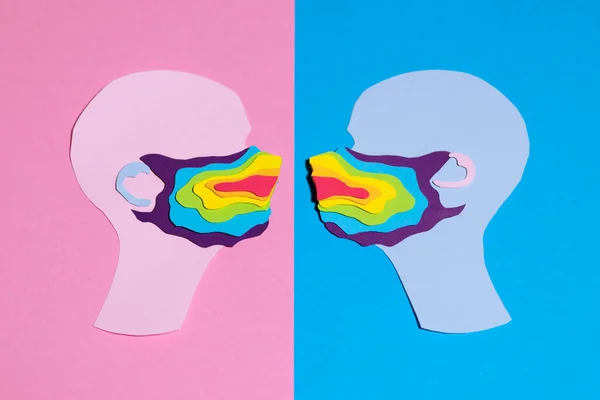 两个戴着彩虹面具的人在一张粉色蓝色的背景上互相望着对方 一张纸艺术的照片是为你设计的 — 图库照片