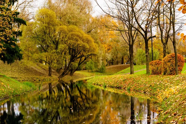 Beautiful Autumn Scenery City Park Red Yellow Leaves — Stock Photo, Image