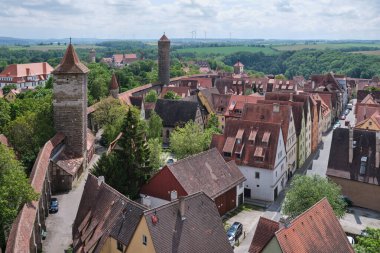 Rothenburg ob der Tauber, yukarıdan. Şehir duvarları ve Orta Çağ 'dan kalma savunma kuleleri görünüyor..