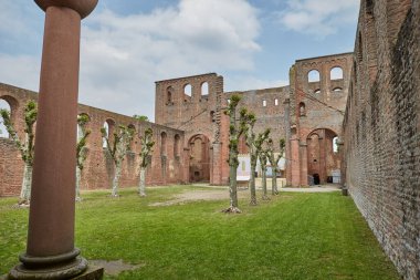 Mavi gökyüzünün altındaki tarihi Limburg manastırının iç manzarası..