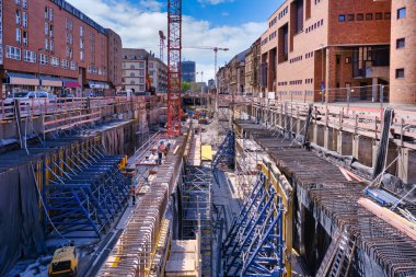 Şehirde metro, inşaat makineleri ve kazıcılar için büyük bir inşaat alanı.