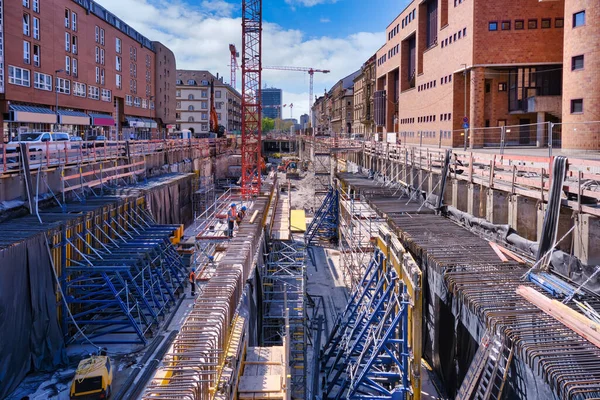 Şehirde metro, inşaat makineleri ve kazıcılar için büyük bir inşaat alanı.