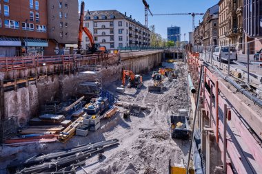 Şehirde metro, inşaat makineleri ve kazıcılar için büyük bir inşaat alanı.