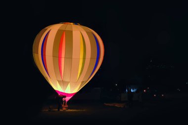 Sıcak hava balonu gece parlar, siyah karanlık.