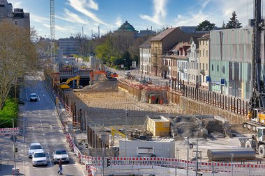 Almanya 'nın Karlsruhe şehrinde bir metro için büyük bir inşaat alanı, mavi gökyüzü.