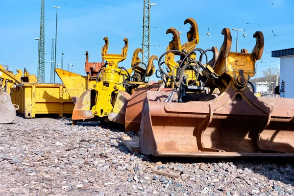 Machines Construction Pelleteuses Sont Stockées Sur Bord Chantier Sous Ciel — Photo