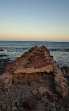 Denizin kenarında eski iskele