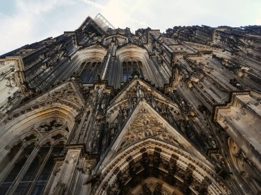 Köln, Almanya - Ekim 2019 Köln Katedrali 'nin dikey fotoğrafı