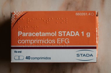 Las Palmas de Gran Canaria, İspanya-Mart 2020: Bir parasetamol kutusunun hava fotoğrafı