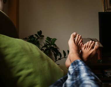 Karantina sırasında koltukta dinlenen kişi