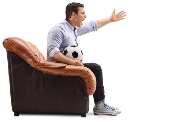 Homme agacé regardant le football et criant — Photo