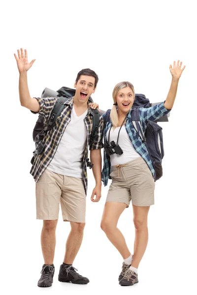 Два счастливых туриста машут перед камерой — стоковое фото
