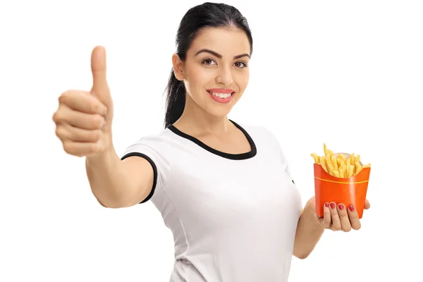 Mujer sosteniendo una bolsa de papas fritas y dando un pulgar hacia arriba —  Fotos de Stock