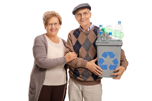 Pareja madura posando con una papelera de reciclaje —  Fotos de Stock