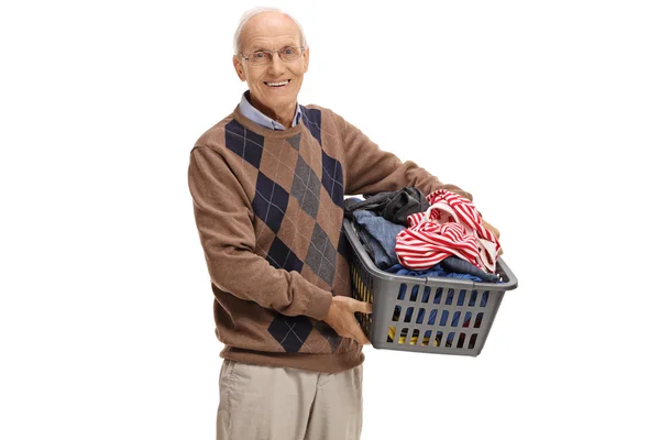 Пожилой человек держит корзину для белья — стоковое фото