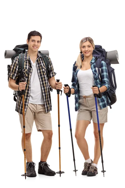 Randonneur masculin et féminin posant avec du matériel de randonnée — Photo