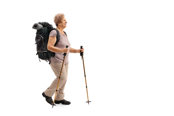 Vrouwelijke volwassen wandelaar wandelen — Stockfoto