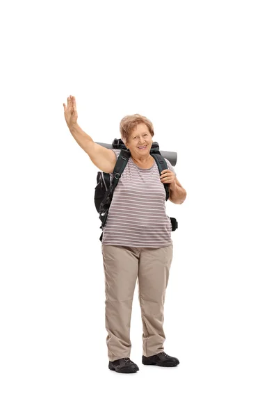 Senderista anciana saludando a la cámara — Foto de Stock