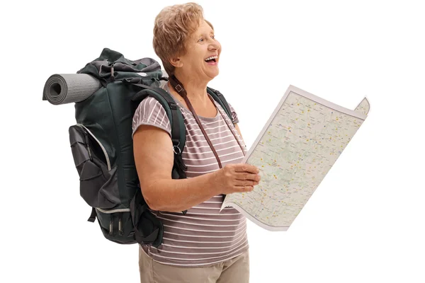 女性的徒步旅行者拿着地图和远眺 — 图库照片