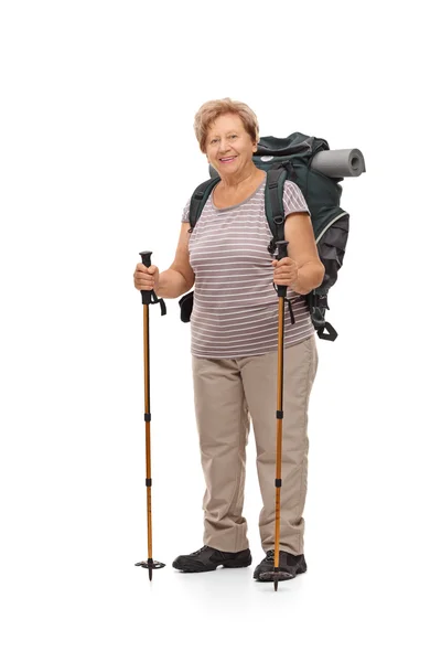 Volwassen vrouwelijke wandelaar poseren met hiking uitrusting — Stockfoto