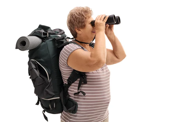 Caminhante sênior olhando através de binóculos — Fotografia de Stock