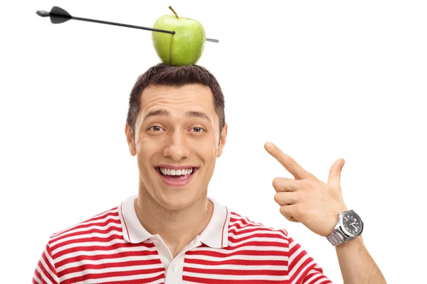 Hombre apuntando a una manzana atravesada por una flecha —  Fotos de Stock