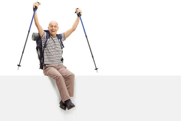 Extático idoso caminhante do sexo masculino sentado em um painel — Fotografia de Stock