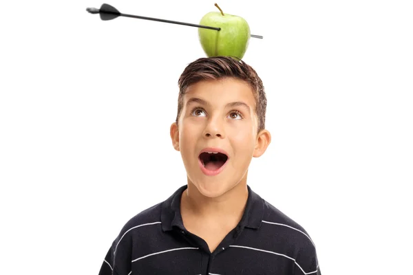 Junge blickt auf einen von einem Pfeil durchbohrten Apfel — Stockfoto