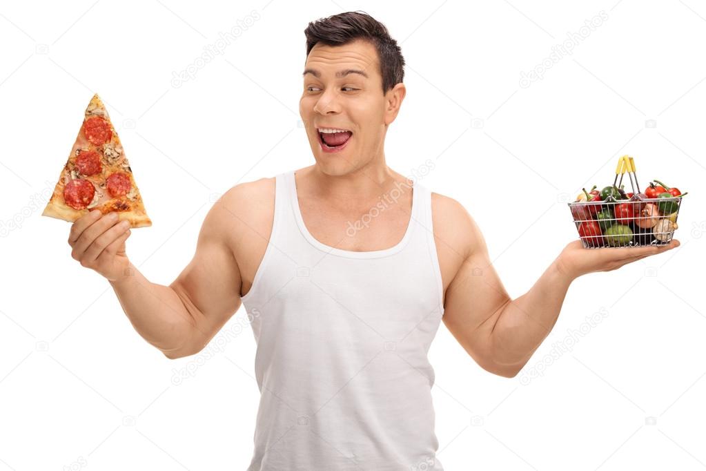 Joyeux Travailleur Masculin En Tablier Regardant Une Pizza Au